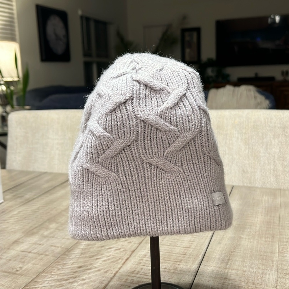 Layers women’s fleece lined knit beanie light gray EUC